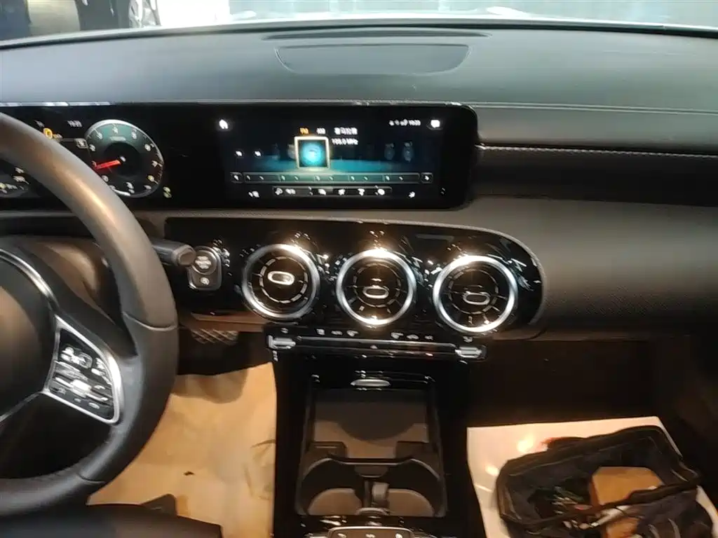 Mercedes-Benz A-Class 2020 Facelift A 200 L Sport Sedan Dynamic фото 13