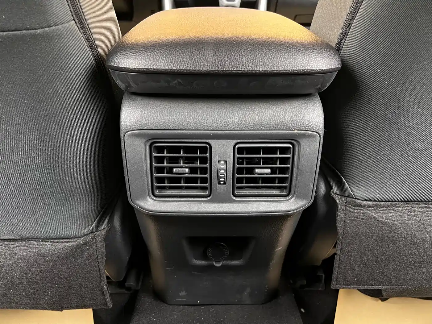 Toyota Wildlander 2024 2.0L CVT FWD Leading Edition фото 24