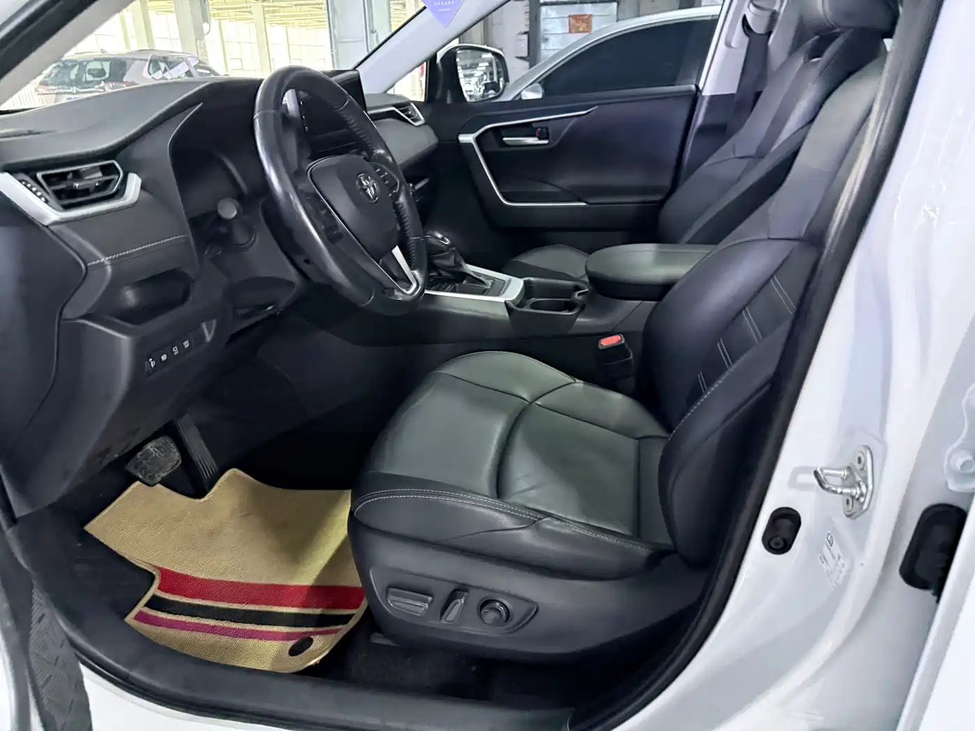 Toyota Wildlander 2023 2.0L CVT FWD Luxury PLUS фото 8