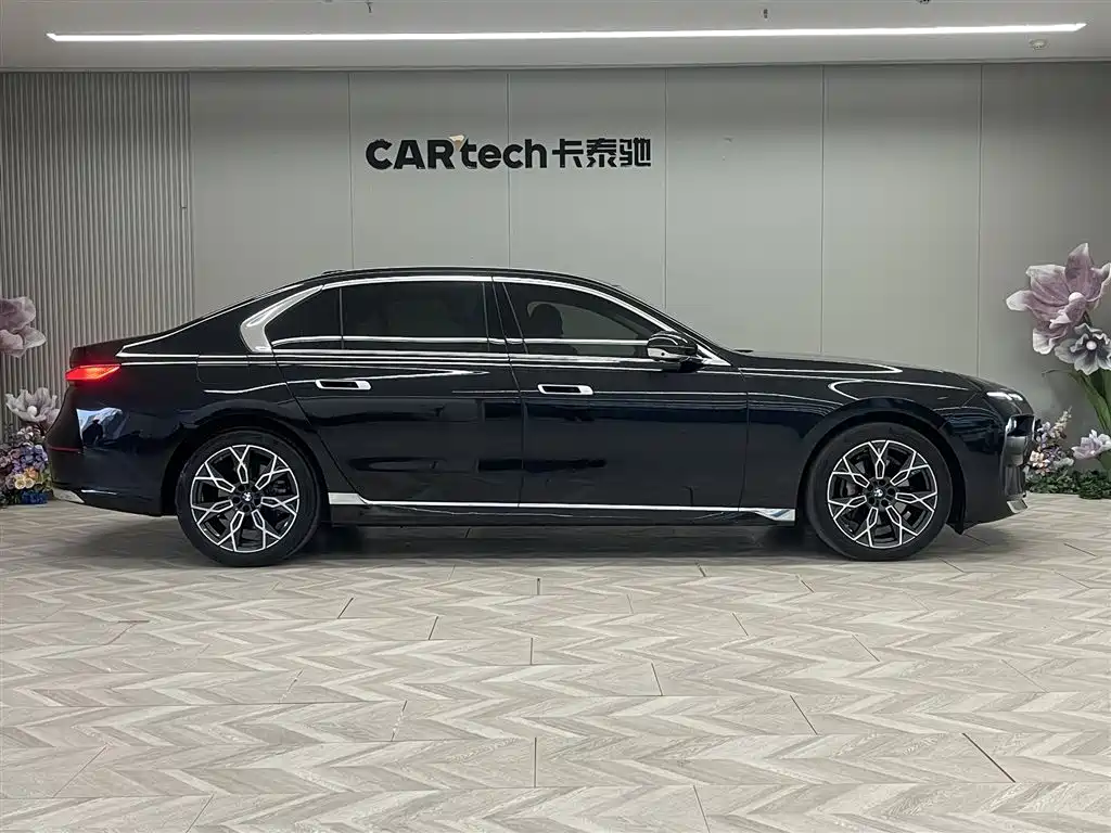 BMW 7 Series 2023 Model 735Li Luxury Package фото 4