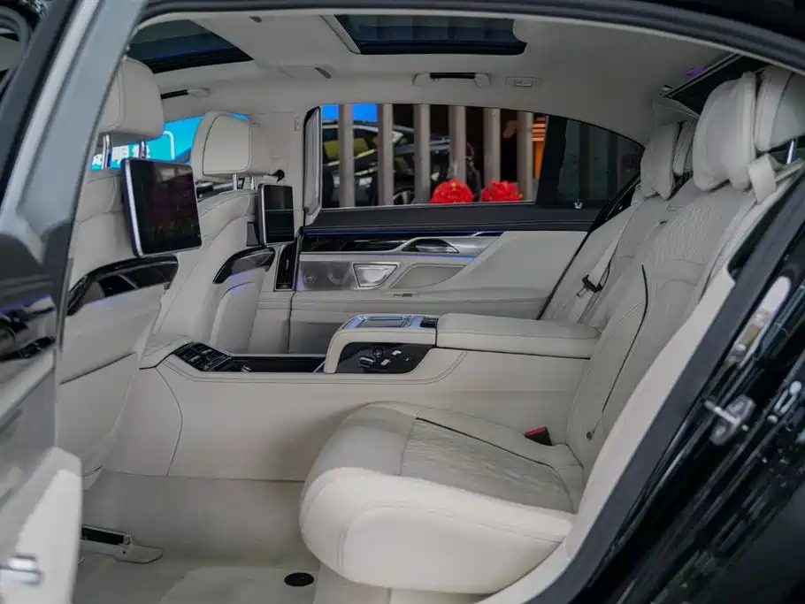 BMW 7 Series 2019 750Li xDrive V8 Luxury Package фото 3