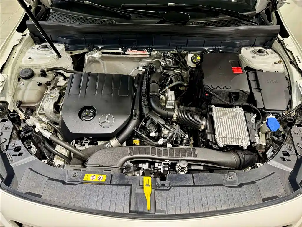 MERCEDES-BENZ GLB