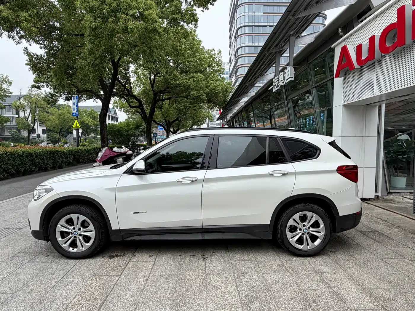 BMW X1 2016 sDrive18Li Premium Model фото 4