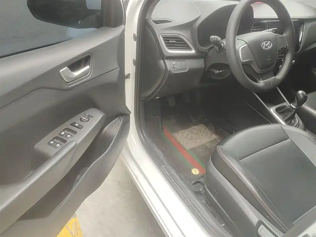 Hyundai Verna 2016 1.4L Manual Cool Edition GLS фото 16