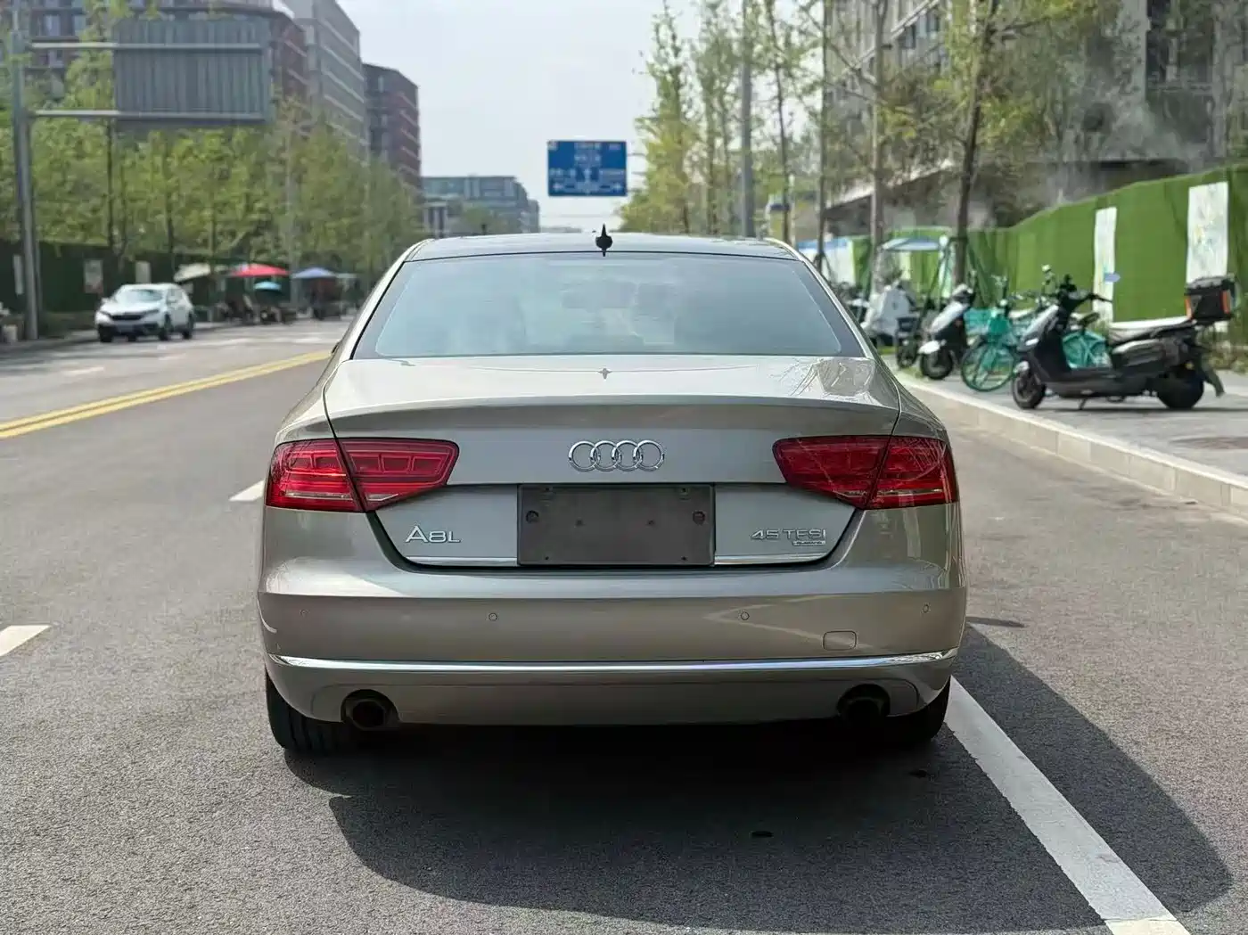 Photo 8 - Audi A8