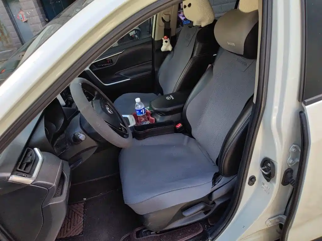 Фото 8 - Toyota RAV4