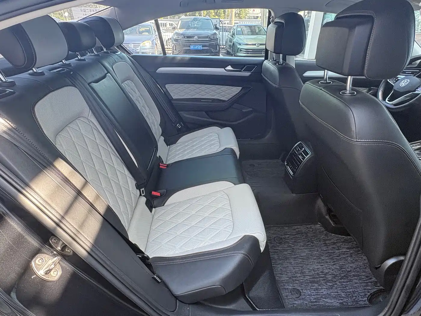 Volkswagen Magotan 2023 Model 2 Million Commemorative Edition 330TSI DSG Luxury фото 7