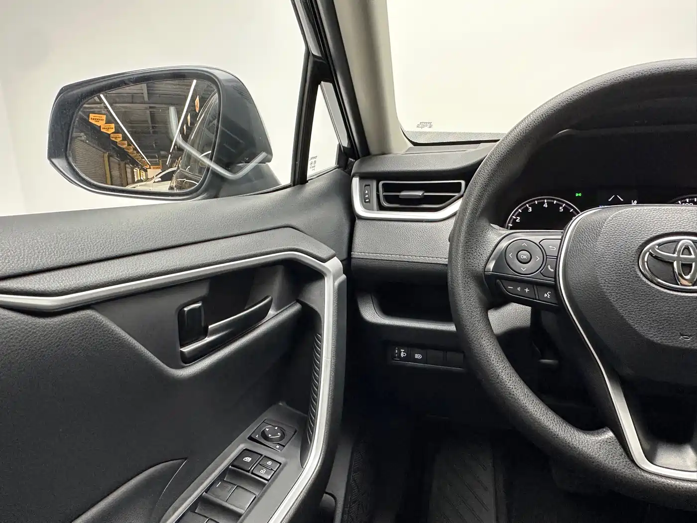 Toyota RAV4 Rongfang 2022 2.0L CVT 2WD Urban Edition фото 18