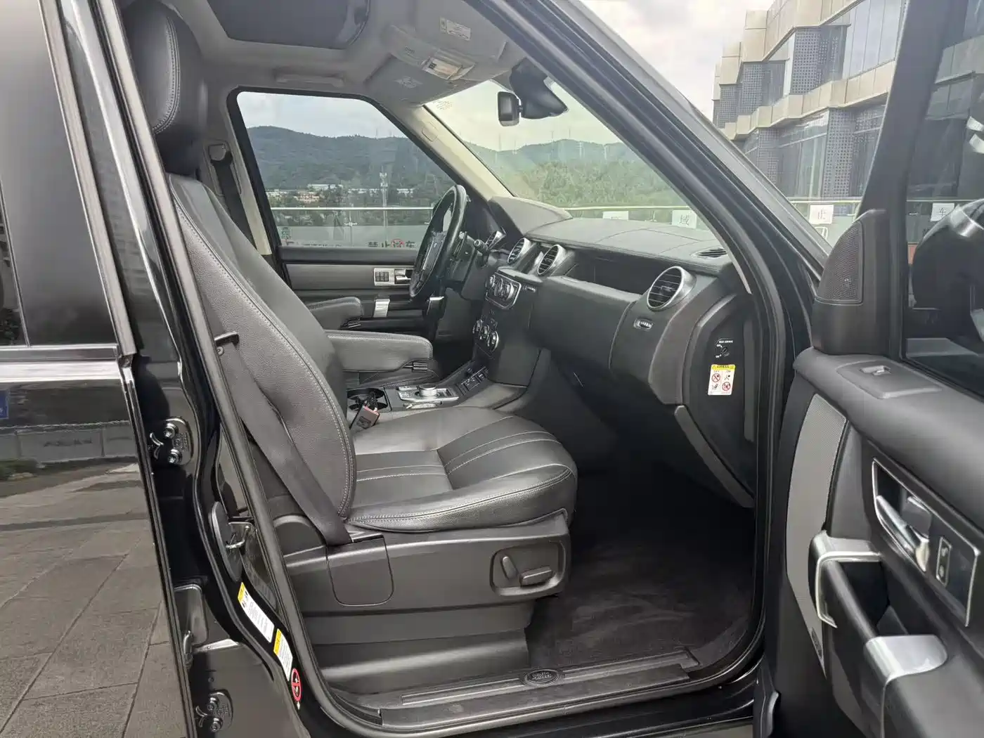 Land Rover Discovery 2016 3.0 SC Gloss Black Collector's Edition HSE фото 14