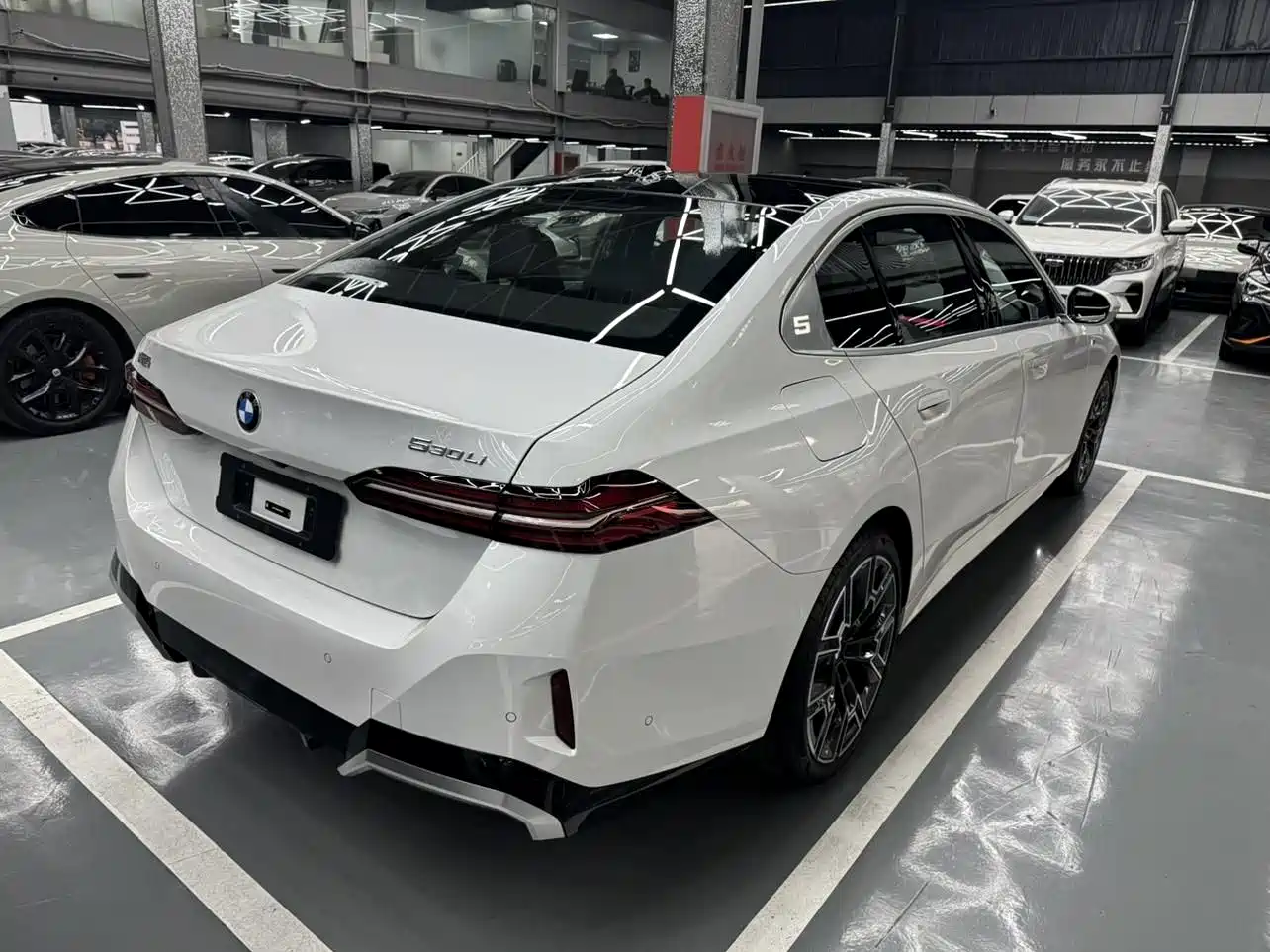 BMW 5 Series 2025 530Li Leading Luxury Package фото 11