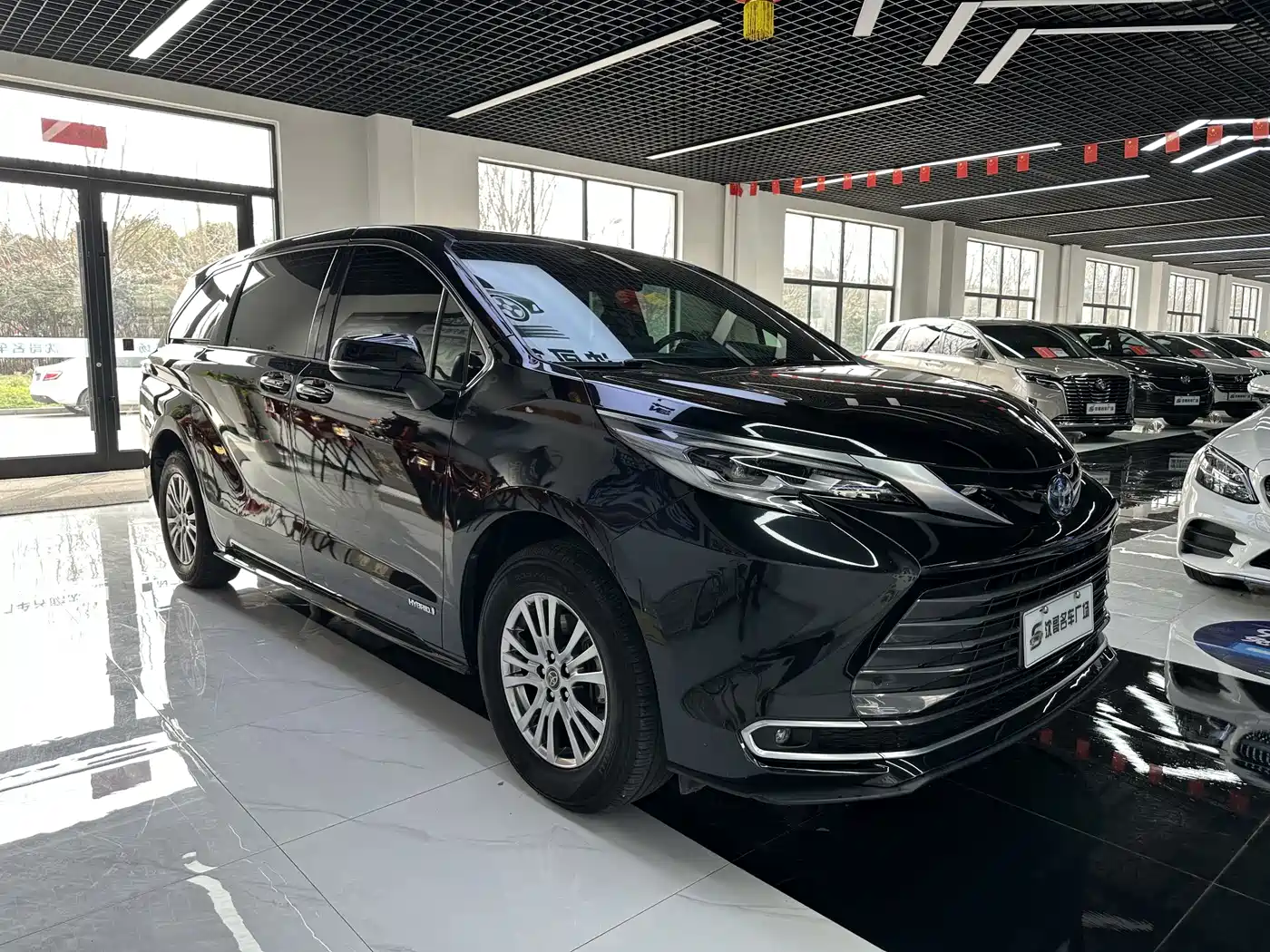 Toyota Sienna 2023 2.5L Hybrid Luxury Edition фото 3