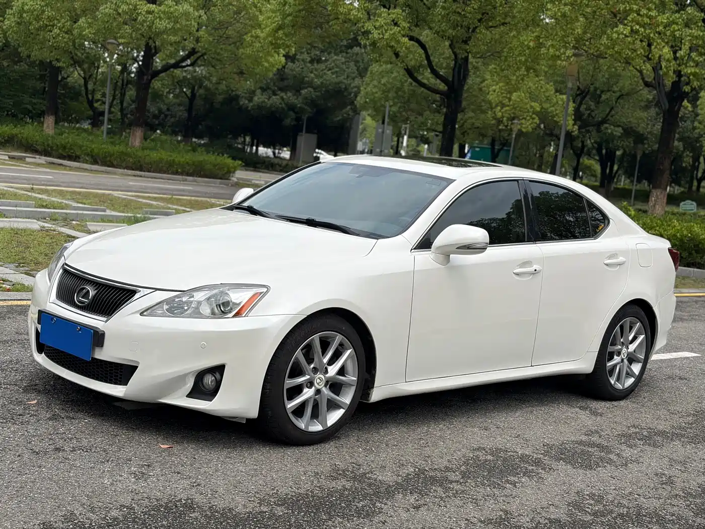 Фото 1 - Lexus IS