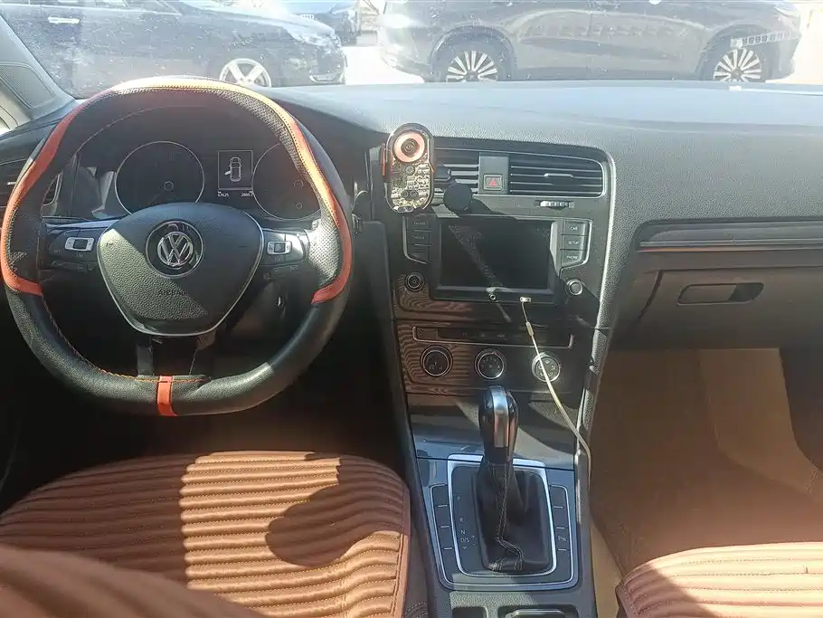 Volkswagen Golf 2017 1.6L Auto Comfort Millionth Edition фото 12