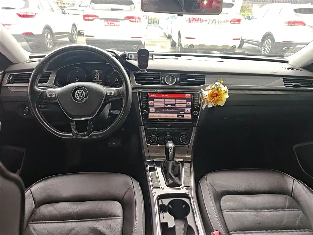 Volkswagen Passat 2016 330TSI DSG Honor Edition фото 10