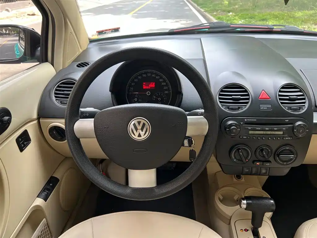 Volkswagen Beetle 2010 Model 2.0 BlackOrange Comfort Edition фото 10