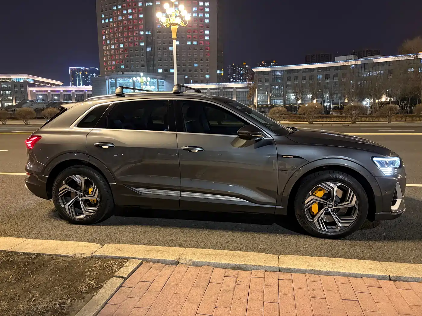 AUDI E TRON