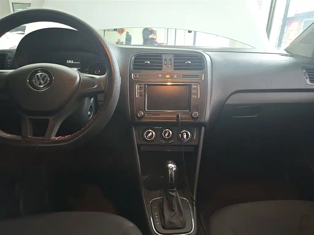 Volkswagen Polo 2018 1.5L Auto Safe Drive фото 10