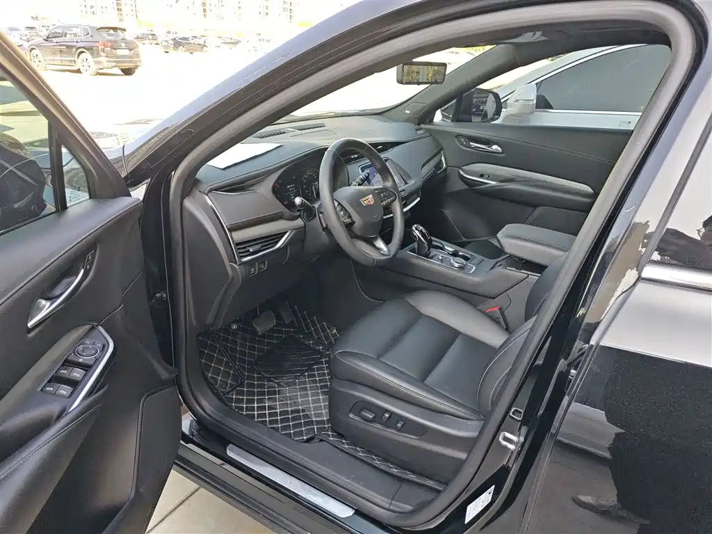 CADILLAC XT4
