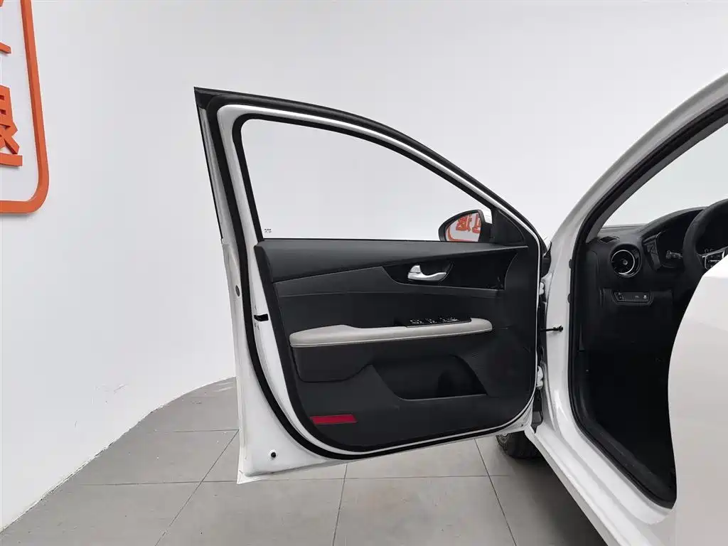 Kia K3 2023 Model 1.5L CVT Luxury Edition фото 8
