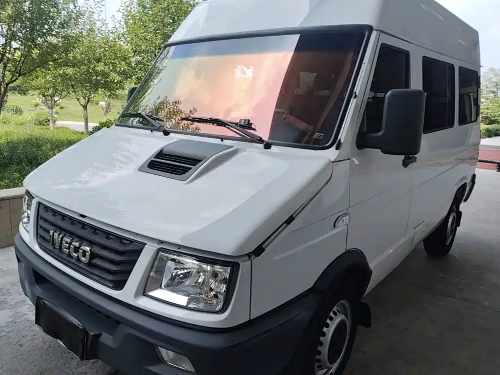 Iveco Daily 2023 2021 2.5T A35 M1 Bus 5-9 Seats Short Wheelbase Medium Roof Single Tire Manual Door