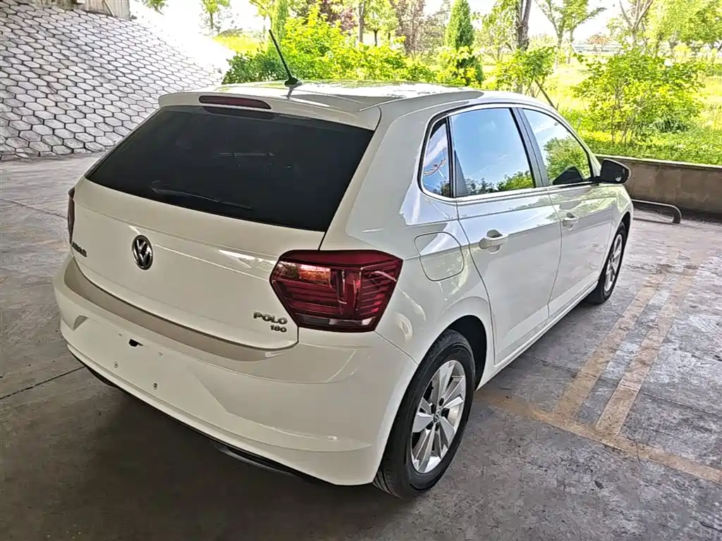 VOLKSWAGEN POLO