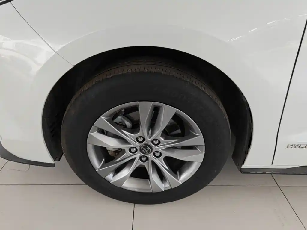 Фото 23 - Toyota Sienna