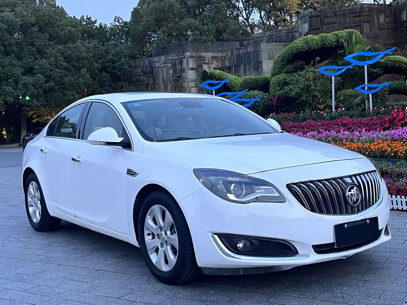 Photo 3 - Buick Regal