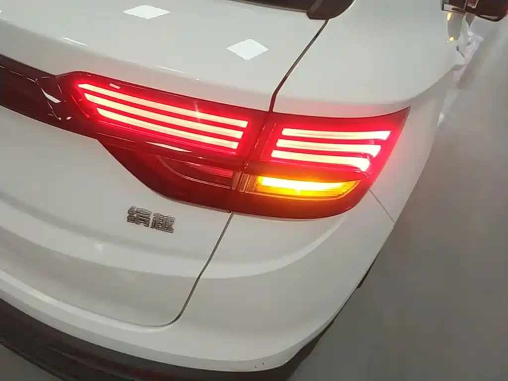 Фото 8 - Geely Binyue
