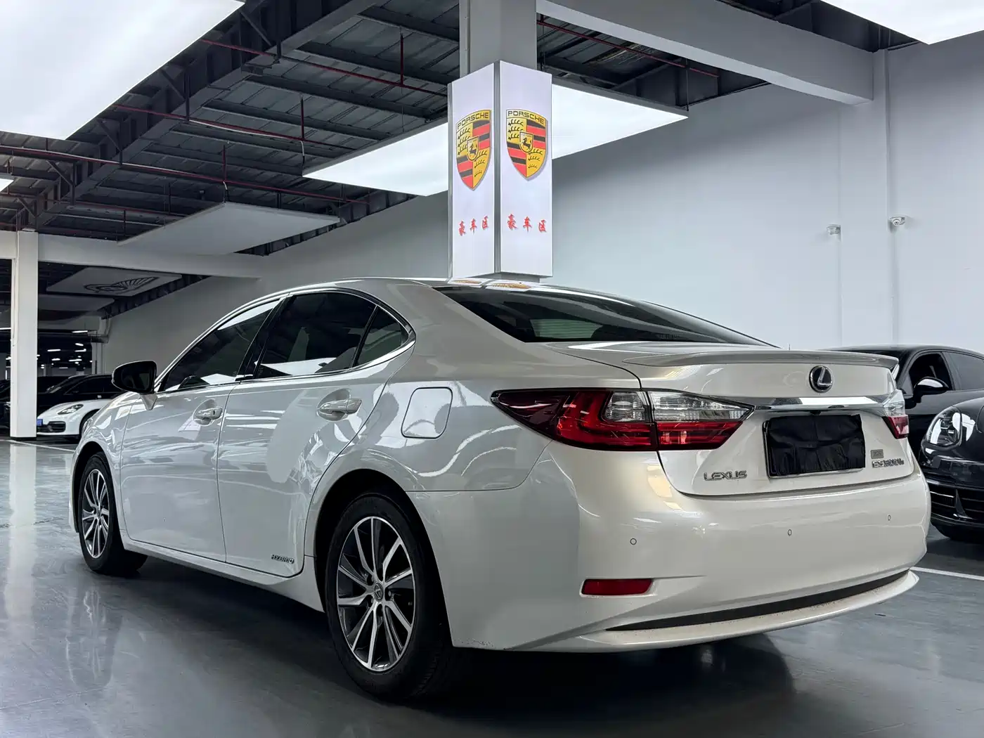 Lexus ES 2017 300h Mark Levinson Comfort Edition фото 25