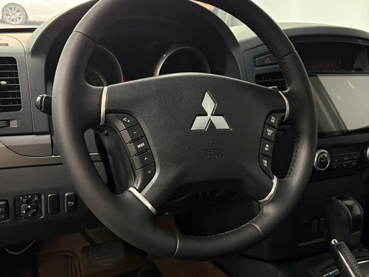 Mitsubishi Pajero (Import) 2012 2012 3.0L Luxury Edition