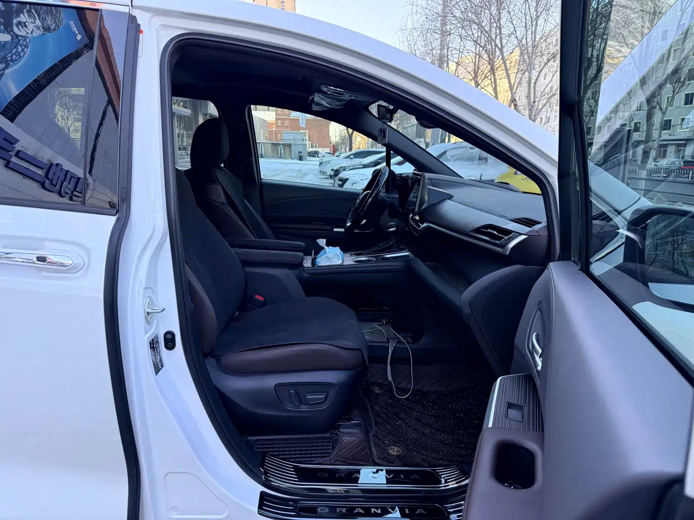 Toyota Granvia 2024 2.5L Hybrid Premium PLUS 4WD Edition фото 11