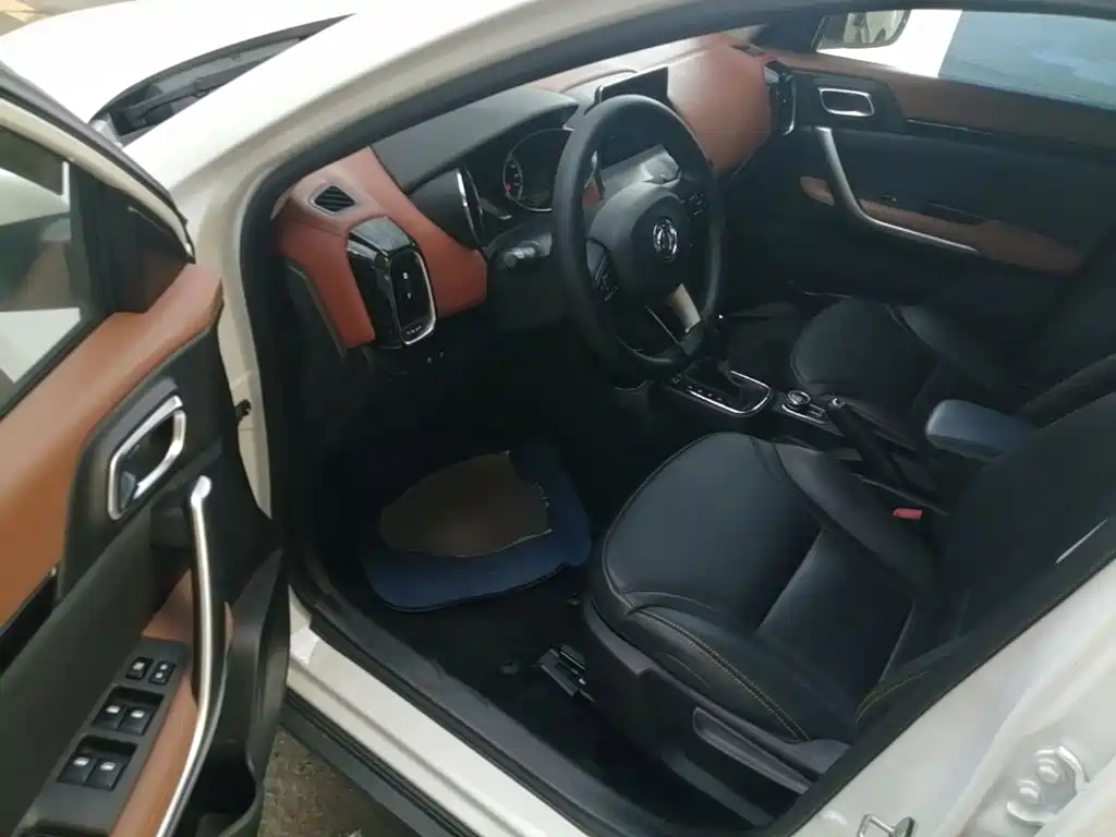 Dongfeng Aeolus Dongfeng Fengshen AX4 2018 2017 1.6L DCT Trendy