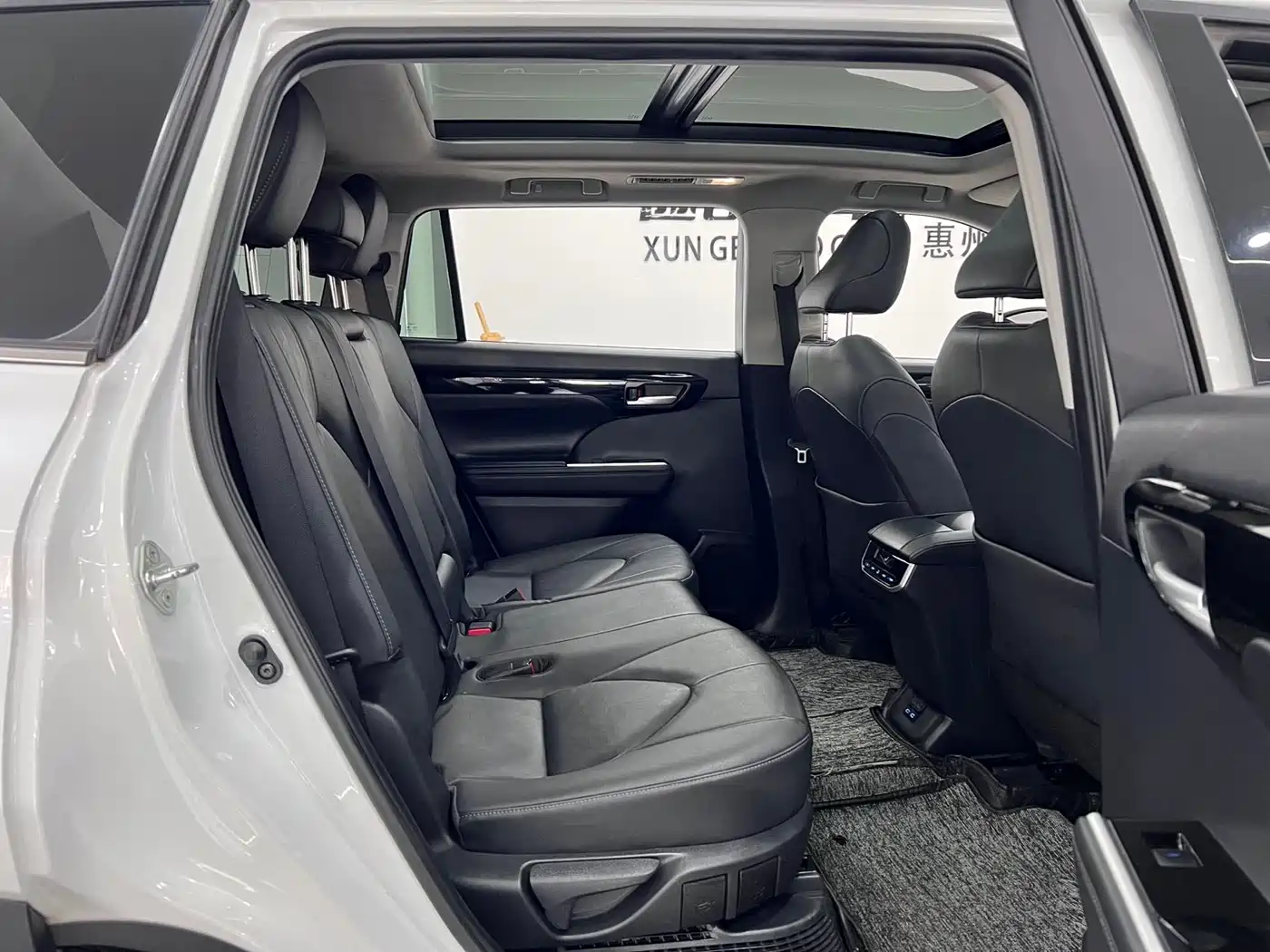 Toyota Highlander 2022 Model Dual Engine 2.5L 4WD Premium Edition 7-Seater фото 12