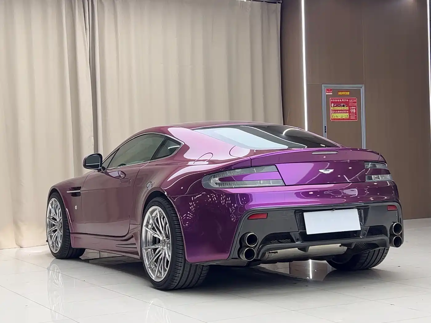 Aston Martin V8 Vantage 2011 4.7L Sportshift Coupe фото 10