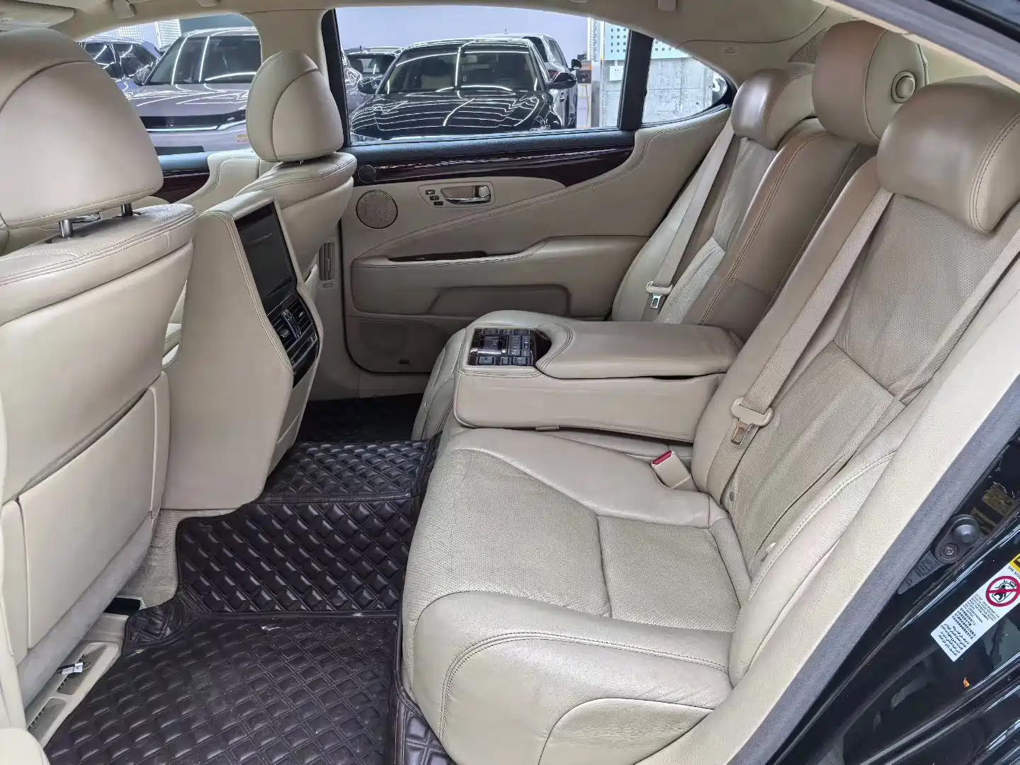 Фото 8 - Lexus LS