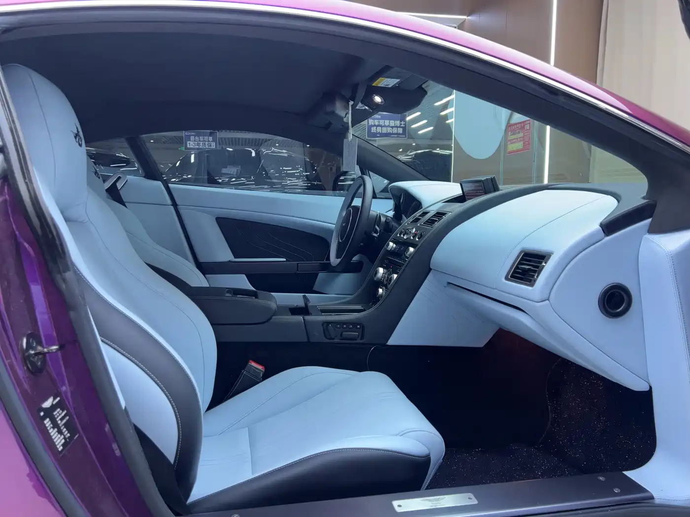 Aston Martin V8 Vantage 2011 4.7L Sportshift Coupe фото 4