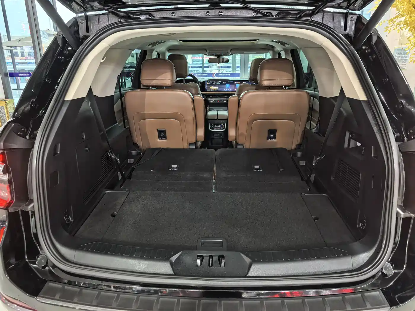 Photo 23 - Ford Explorer