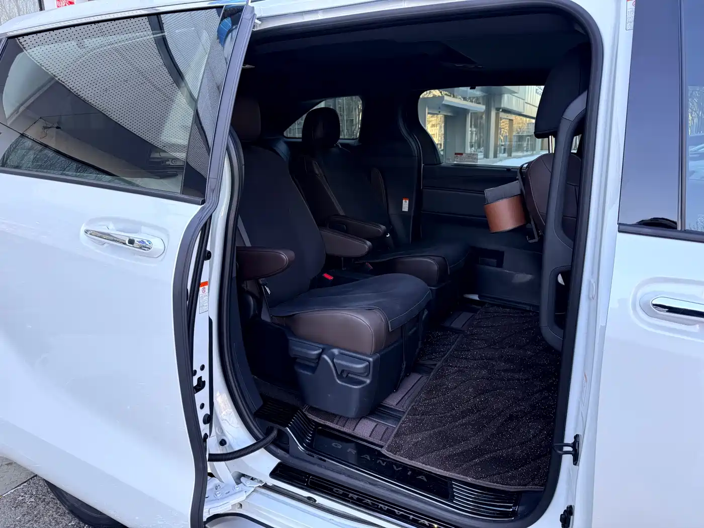 Toyota Granvia 2024 2.5L Hybrid Premium PLUS 4WD Edition фото 12