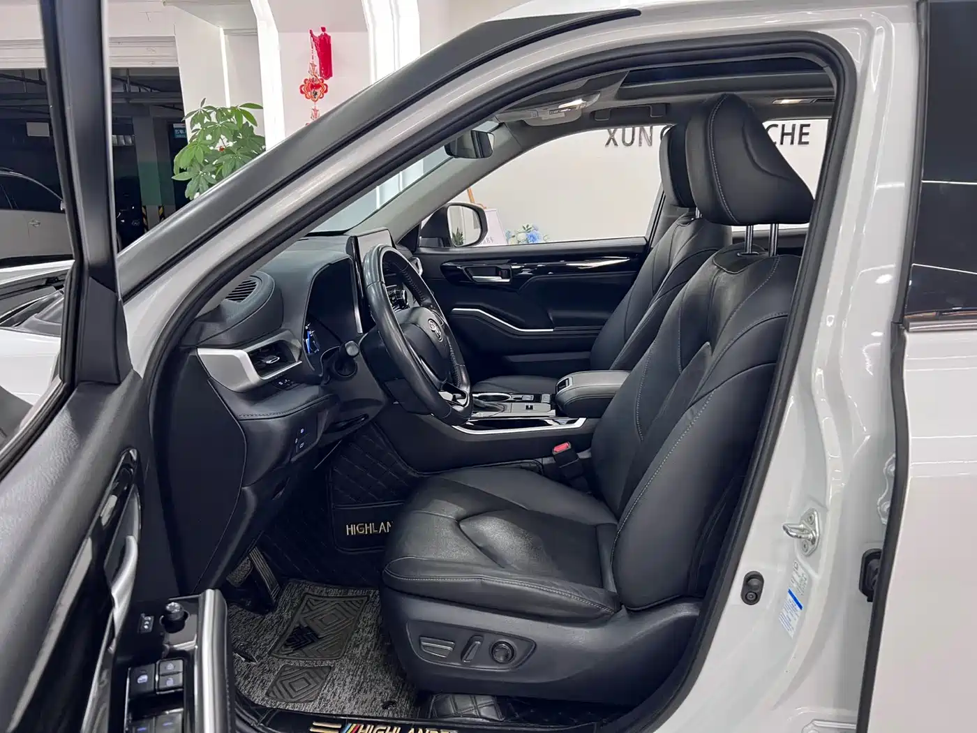 Toyota Highlander 2022 Model Dual Engine 2.5L 4WD Premium Edition 7-Seater фото 9