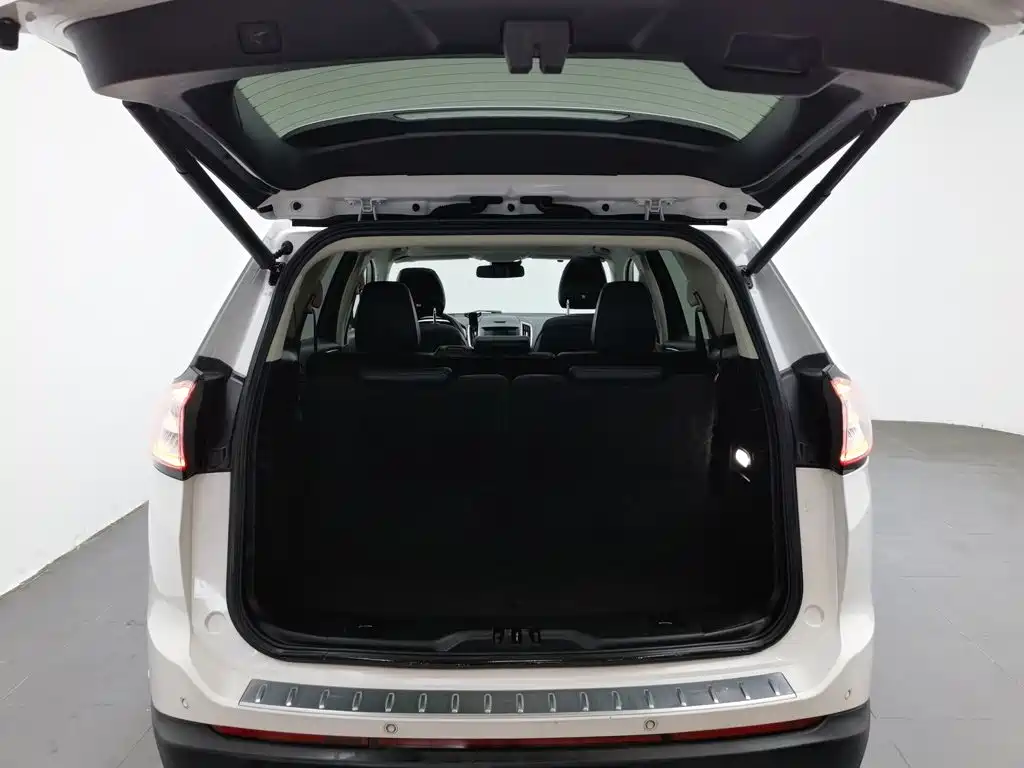 Фото 16 - Ford Edge