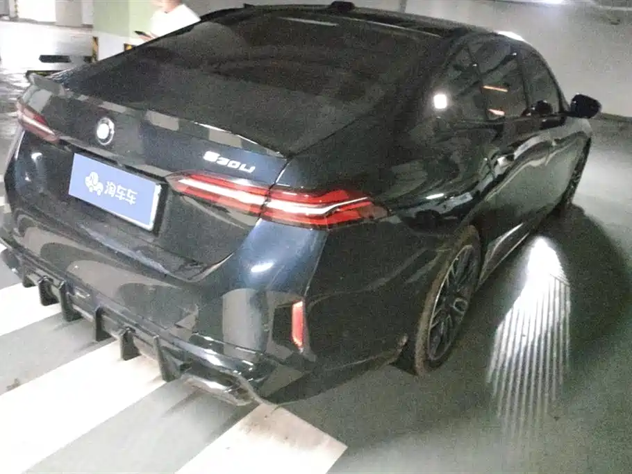 BMW 5 Series 2025 530Li Leading M Sport Package фото 3