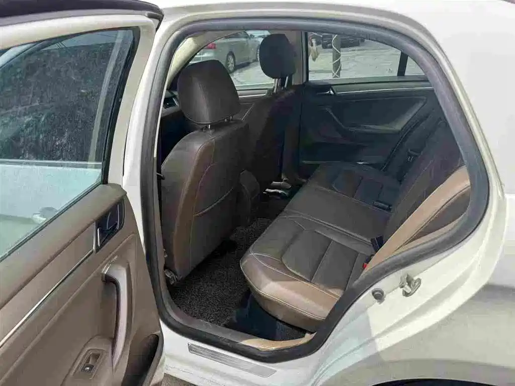 Volkswagen Bora 2014 1.6L Automatic Comfort Edition фото 6