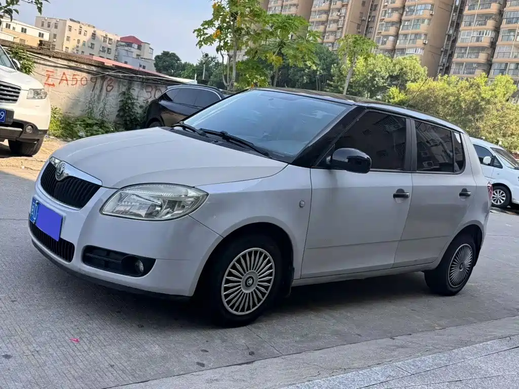 Škoda Fabia 2010 2011 1.4L Automatic Crystal Edition