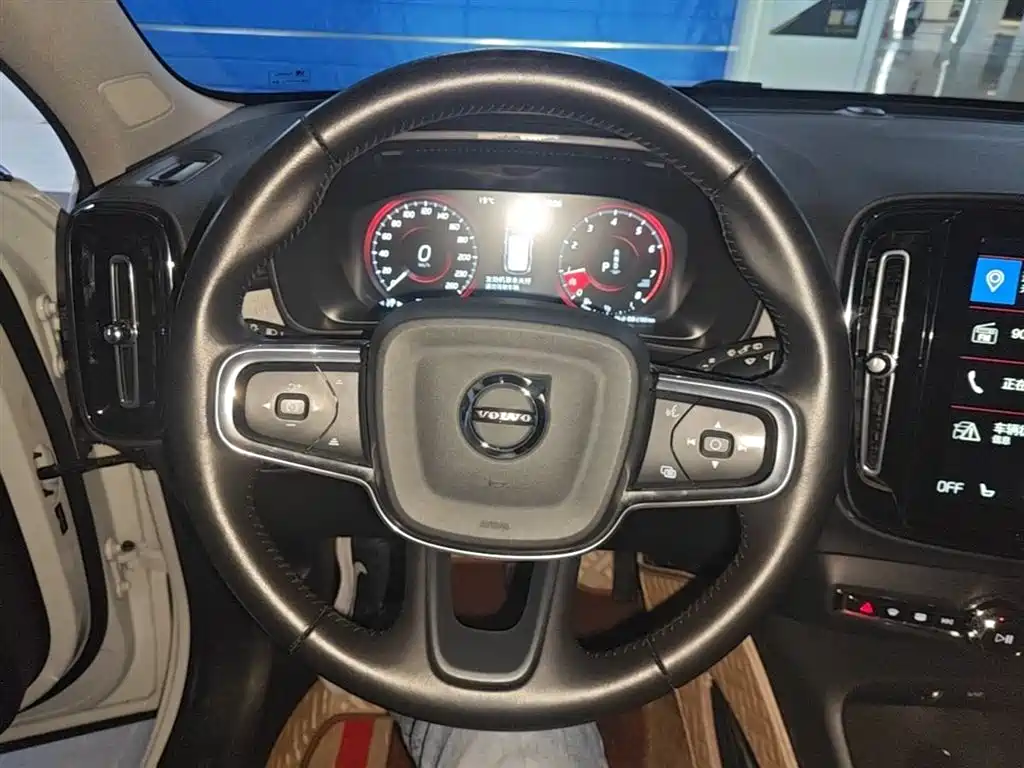 VOLVO XC40
