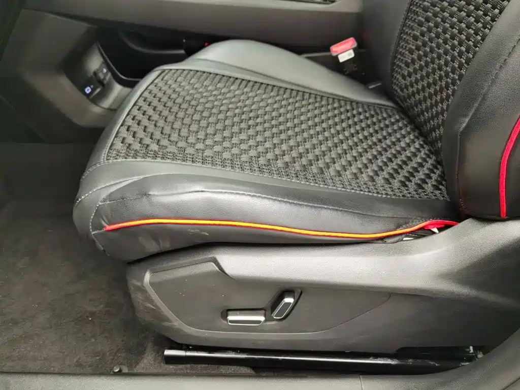 Фото 20 - Geely Atlas