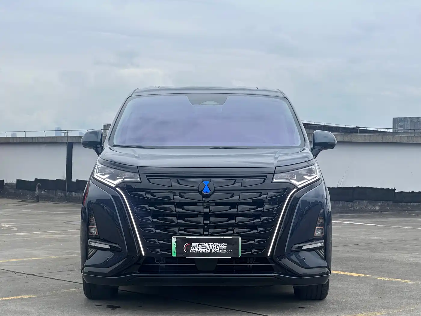 Denza D9 2022 DM-i 970 AWD Flagship фото 2
