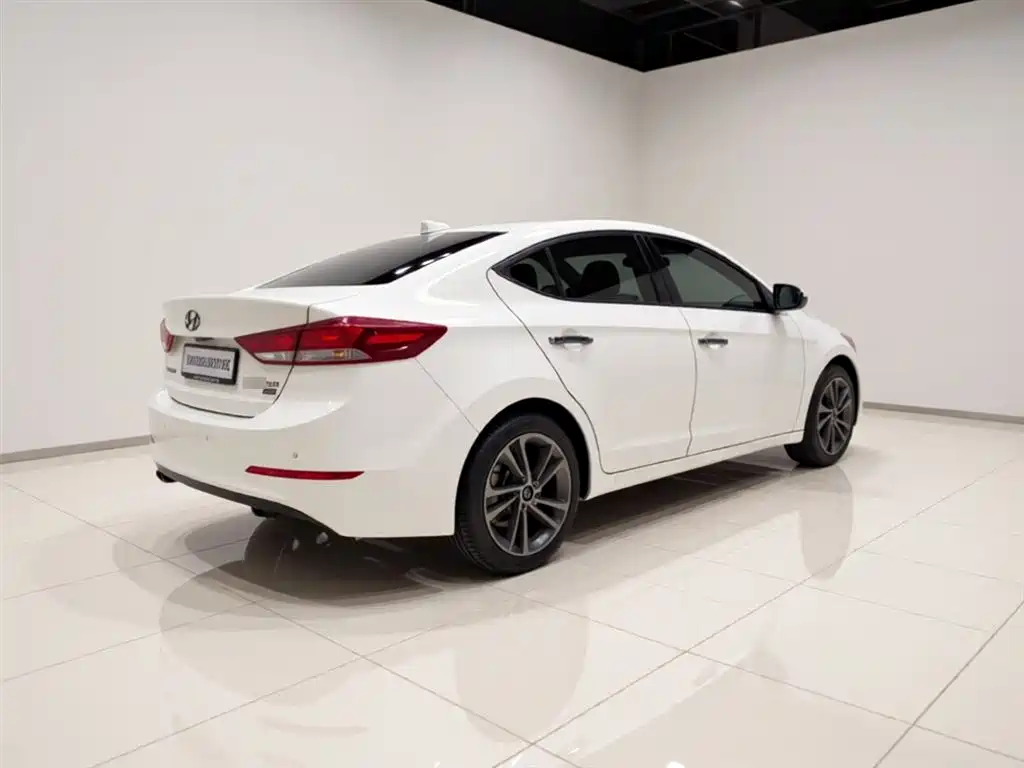 Hyundai Elantra 2018 1.6L Automatic 15th Anniversary Special Edition фото 4