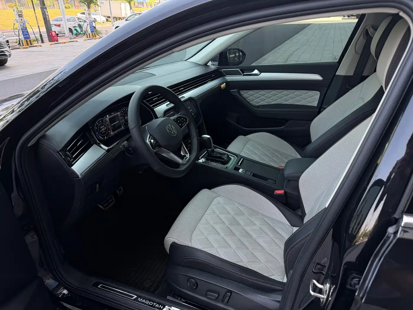 Volkswagen Magotan 2023 Model 2 Million Commemorative Edition 330TSI DSG Luxury фото 9