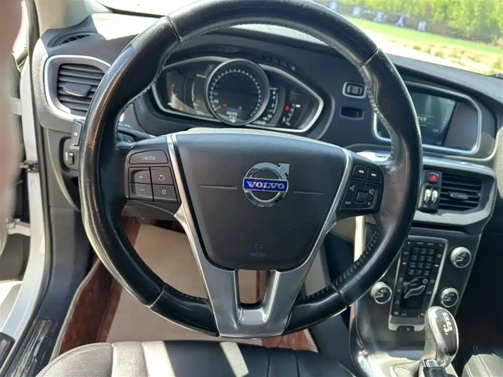Фото 3 - Volvo V40