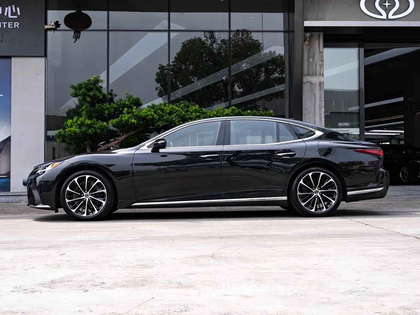 Lexus LS 2021 500h Executive Edition фото 4